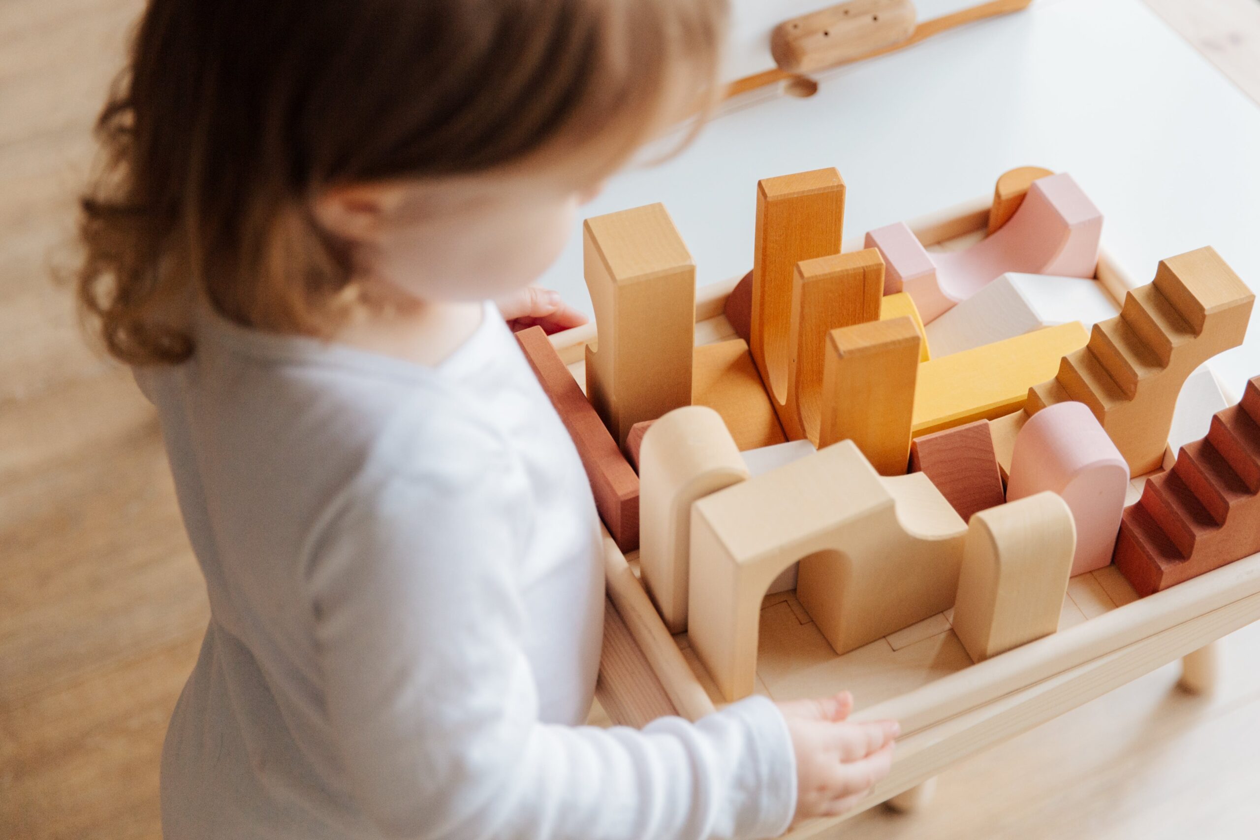 jouets-bois-bébé Bebe avec jouet en bois