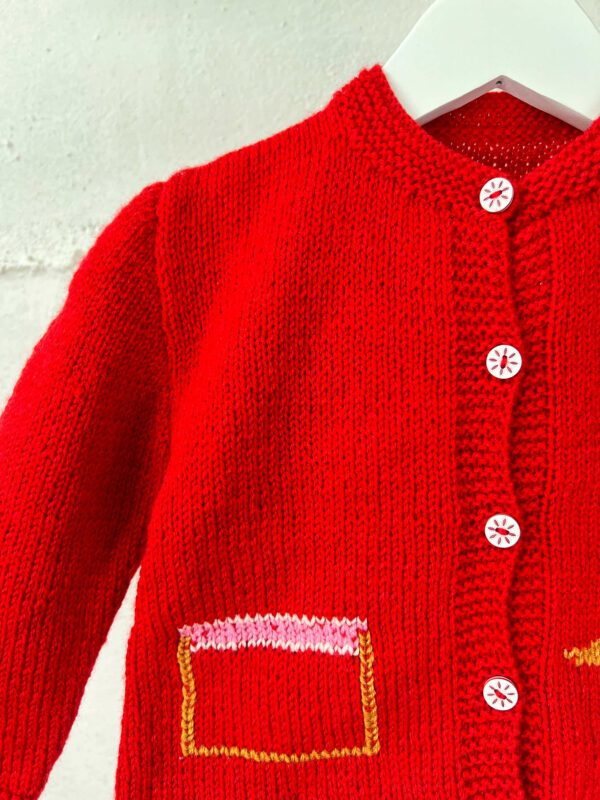 Gilet rouge à motif  fait main 18-24 mois – Image 2