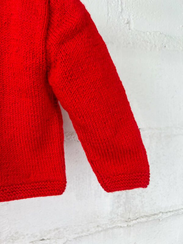 Gilet rouge à motif  fait main 18-24 mois – Image 3